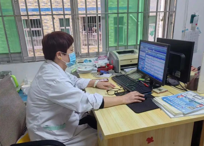 龙华区妇幼健康工作先进工作者——我院产科医生吴菊英封面图