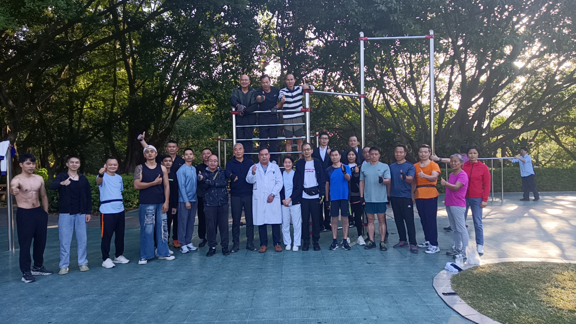 深圳伟光医院应急救护宣传活动走进莲花山公园封面图