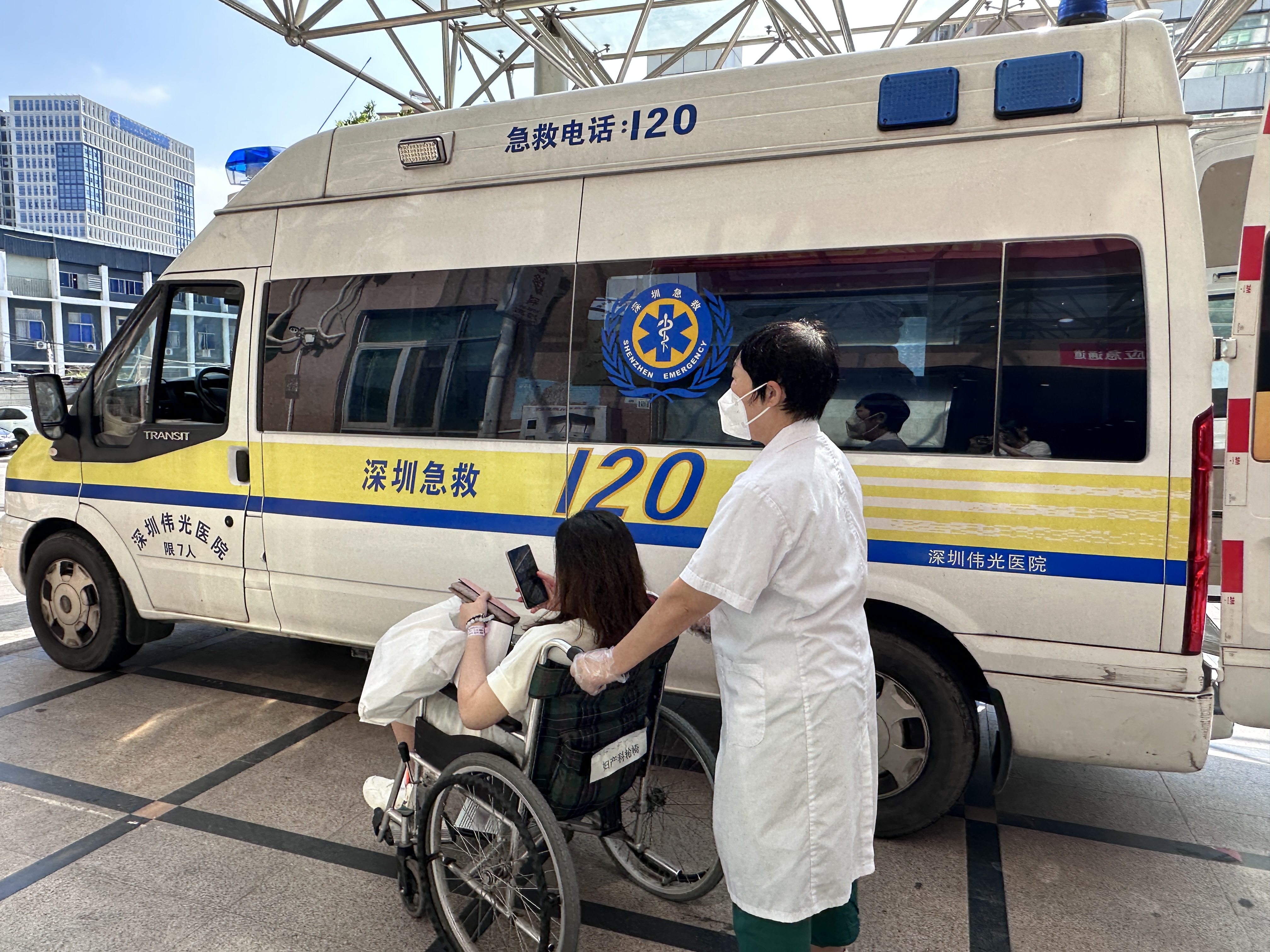 深圳伟光医院爱心传递：临产孕妇凌晨孤身求诊，我院垫资紧急救助保障母婴安全封面图